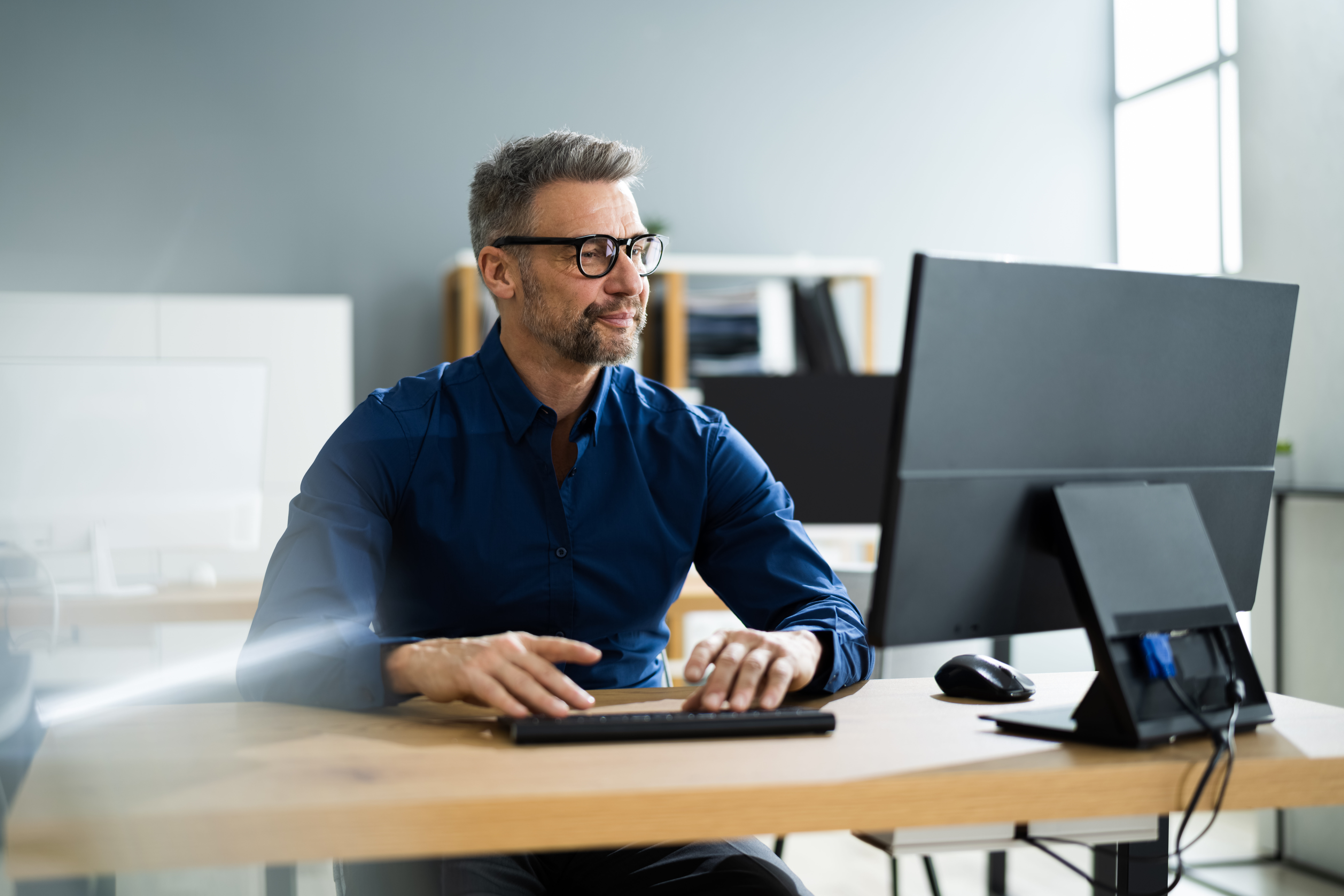 Businessman,Using,Business,Computer,In,Office,Or,Workplace Businessman am Computer